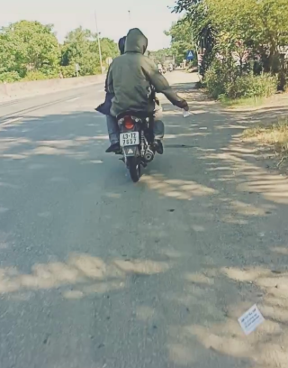 TT-Huế: Phạt hơn 15 triệu đồng nhóm thanh niên rải tờ rơi quảng cáo - ảnh 1