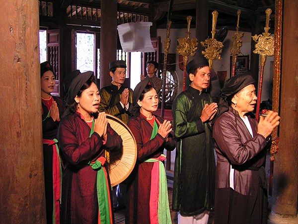 Trước cờ Đảng, nguyện gìn giữ vốn di sản quan họ quý báu của làng! - ảnh 2