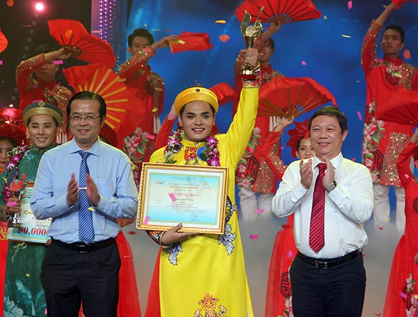 Không thật sự xuất sắc nhưng Nguyễn Quốc Nhựt vẫn đoạt Chuông vàng vọng cổ 2020 - ảnh 1