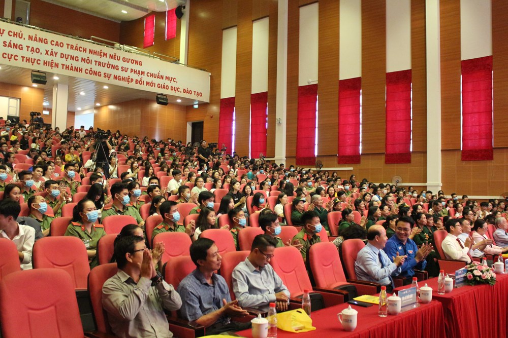 Đường 1C huyền thoại - Những bờ vai con gái xúc động trên từng trang viết - ảnh 1