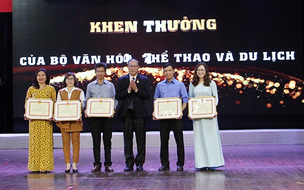 Trường ĐH Văn hóa TP.HCM họp mặt các thế hệ cán bộ, người học nhân dịp 45 năm thành lập - ảnh 4