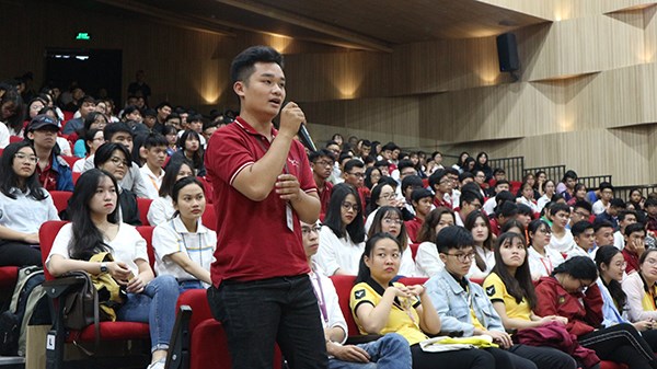Ông Dương Trung Quốc nói chuyện với sinh viên: “Tôi nay 73 tuổi cũng khởi nghiệp” - ảnh 3