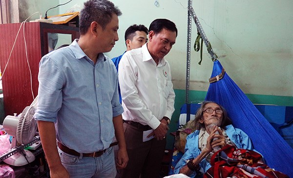 Thăm, tặng quà các nghệ sĩ ở Khu dưỡng lão nghệ sĩ sân khấu TP.HCM - ảnh 2