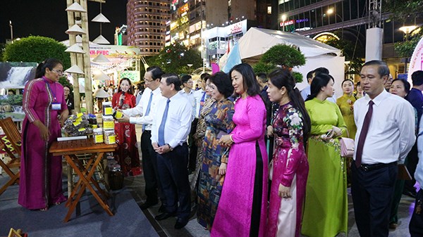 TP.HCM: Khai mạc chuỗi hoạt động “Sài Gòn - TP.HCM, 44 năm tự hào mang tên Bác” - ảnh 1