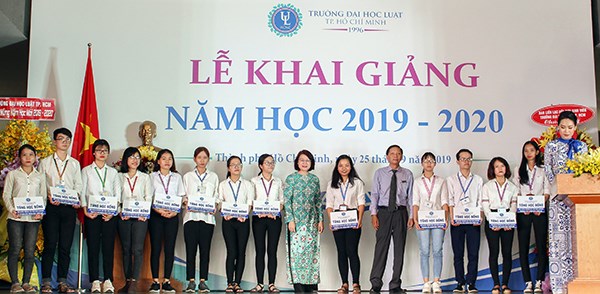 Trao hơn 60 học bổng trị giá trên 264 triệu đồng cho sinh viên Luật - ảnh 1