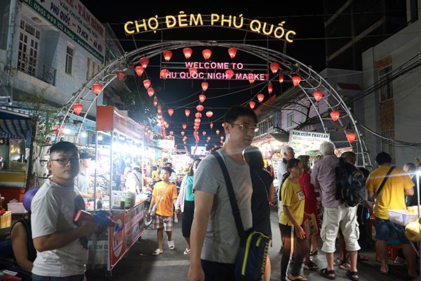 Tấp nập cảng tàu Phú Quốc ngày cuối năm - ảnh 4