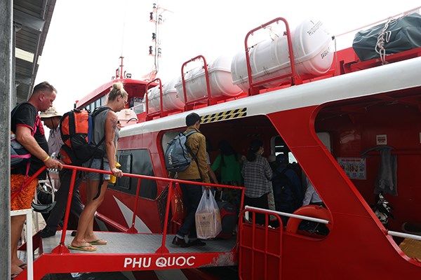 Tấp nập cảng tàu Phú Quốc ngày cuối năm - ảnh 2