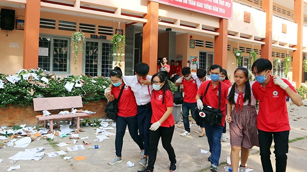 Diễn tập phương án thoát nạn trong tình huống khẩn cấp tại trường học - ảnh 2