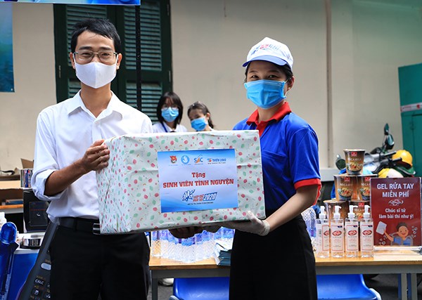 Thăm và tặng quà động viên sinh viên tình nguyện - ảnh 1