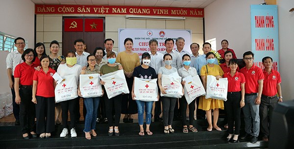 TP.HCM: Tặng quà đến giáo viên mầm non hoàn cảnh khó khăn do ảnh hưởng Covid-19 - ảnh 1