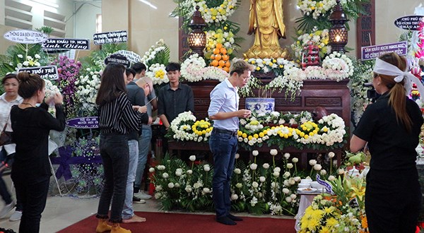 Cần lên án những hành động xấu xí của đám đông hiếu kỳ trong đám tang nghệ sĩ Anh Vũ - ảnh 4