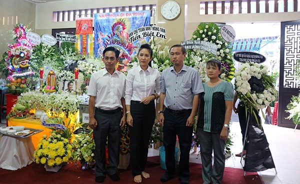 Cần lên án những hành động xấu xí của đám đông hiếu kỳ trong đám tang nghệ sĩ Anh Vũ - ảnh 3
