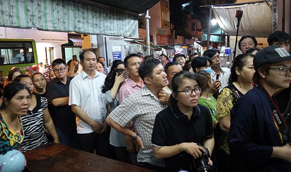 Cần lên án những hành động xấu xí của đám đông hiếu kỳ trong đám tang nghệ sĩ Anh Vũ - ảnh 7