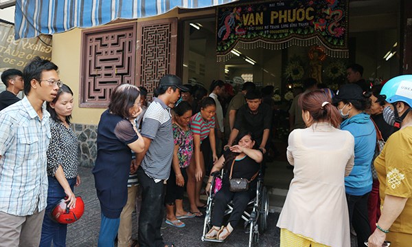 Cần lên án những hành động xấu xí của đám đông hiếu kỳ trong đám tang nghệ sĩ Anh Vũ - ảnh 6