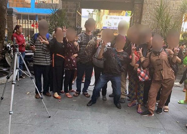 Cần lên án những hành động xấu xí của đám đông hiếu kỳ trong đám tang nghệ sĩ Anh Vũ - ảnh 1