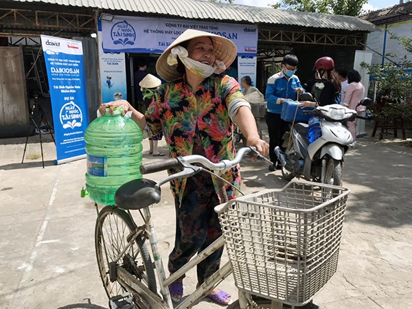 Lắp đặt 13 hệ thống máy lọc nước miễn phí cho người dân ĐBSCL - ảnh 2
