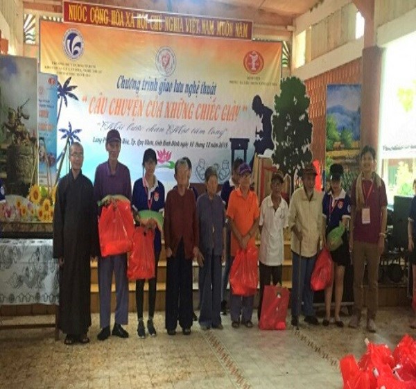 Sinh viên văn hóa mang “Câu chuyện của những chiếc giày” đến Làng phong Quy Hòa - ảnh 3