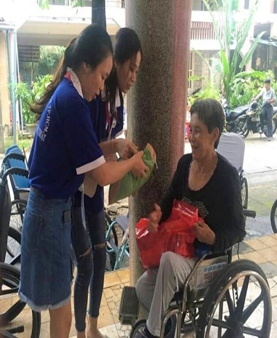 Sinh viên văn hóa mang “Câu chuyện của những chiếc giày” đến Làng phong Quy Hòa - ảnh 4