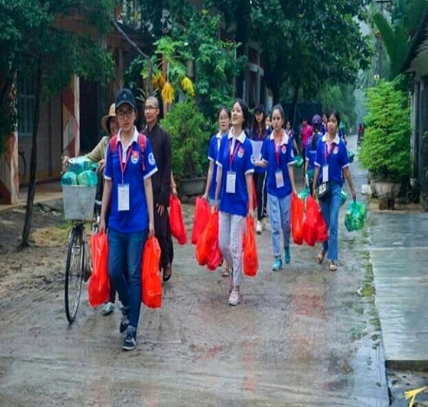 Sinh viên văn hóa mang “Câu chuyện của những chiếc giày” đến Làng phong Quy Hòa - ảnh 2