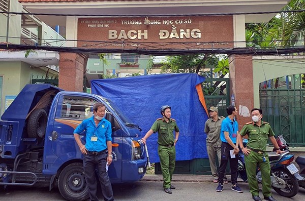 TP.HCM: Cây phượng trong sân trường bật gốc, 1 học sinh tử vong - ảnh 2