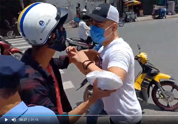 Diễn cảnh bị hành hung khi phát cơm từ thiện để PR, thêm một trò lố khiến dư luận ngán ngẩm - ảnh 2