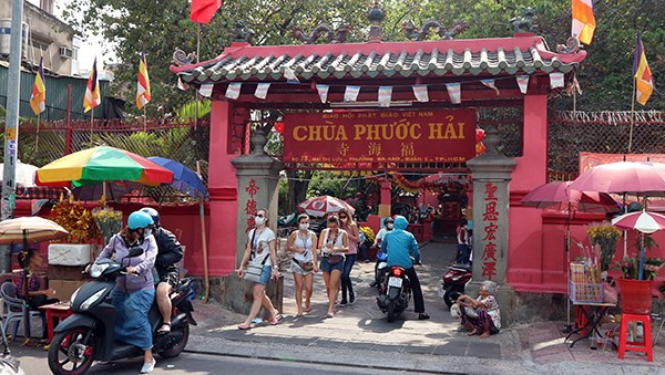 Du khách nước ngoài tấp nập tham quan các di tích, danh thắng tại TP.HCM - ảnh 6