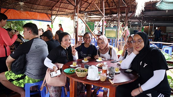 Khách nước ngoài trải nghiệm du lịch sinh thái và văn hóa ở Tiền Giang - ảnh 4