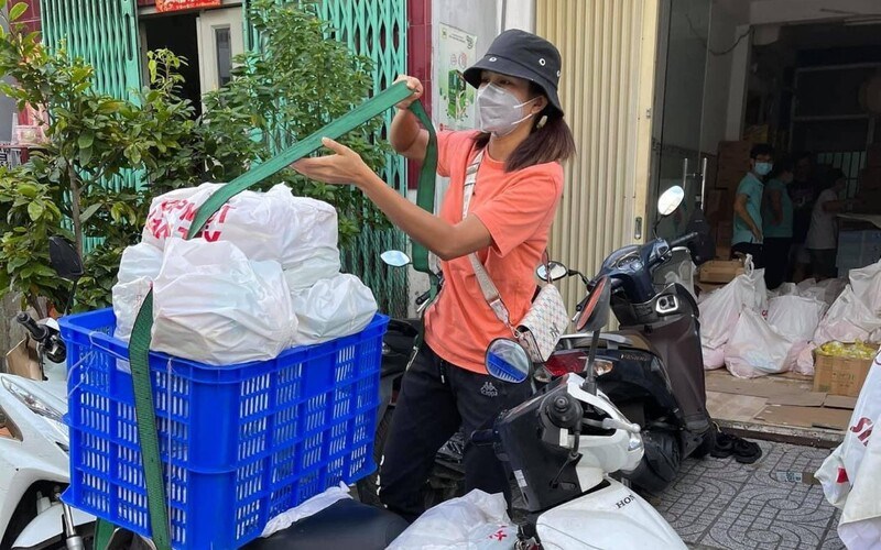 Hoa hậu H'Hen Niê xung phong làm shipper mùa dịch - ảnh 1