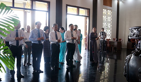 Đoàn đại biểu LHP Việt Nam lần thứ XXI dâng hương tưởng niệm các anh hùng liệt sĩ - ảnh 3