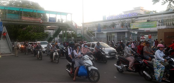 Diễn cảnh bị hành hung khi phát cơm từ thiện để PR, thêm một trò lố khiến dư luận ngán ngẩm - ảnh 4