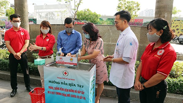 Trao tặng sản phẩm y tế đến người bán vé số dạo tuyên truyền phòng, chống dịch bệnh Covid-19 - ảnh 2