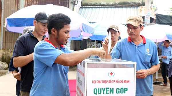 Xếp hàng dài quyên tiền hỗ trợ miền Trung - ảnh 2