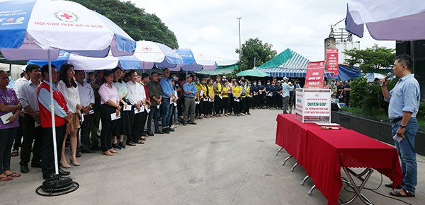 Xếp hàng dài quyên tiền hỗ trợ miền Trung - ảnh 1