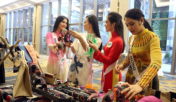 Fashion show Thổ cẩm "Hương rừng sắc núi": Nâng tầm sản phẩm thổ cẩm ứng dụng - ảnh 2