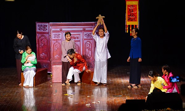 Sinh viên kết thúc học phần bằng diễn tiểu phẩm - ảnh 1