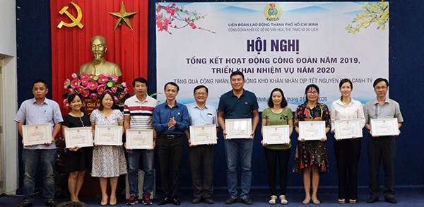 Công đoàn Khối cơ sở Bộ VHTTDL tặng quà CNLĐ hoàn cảnh khó khăn - ảnh 2