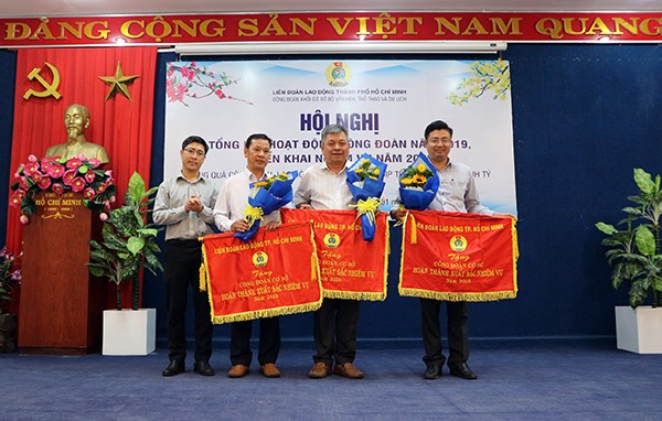 Công đoàn Khối cơ sở Bộ VHTTDL tặng quà CNLĐ hoàn cảnh khó khăn - ảnh 1