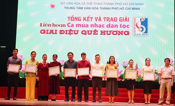 Trao 81 giải thưởng tại Liên hoan Ca múa nhạc dân tộc “Giai điệu quê hương” TP.HCM năm 2020 - ảnh 4