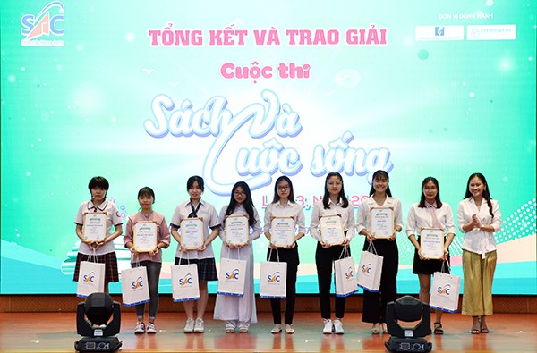 Trao giải cuộc thi “Sách và cuộc sống” năm 2020 - ảnh 1