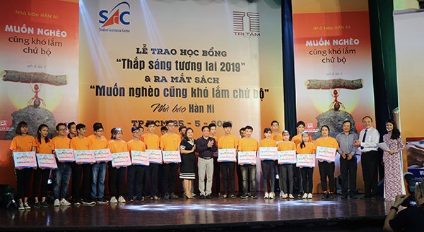 Ra mắt sách về kỹ năng sống cho giới trẻ và trao học bổng "Thắp sáng ước mơ" - ảnh 2