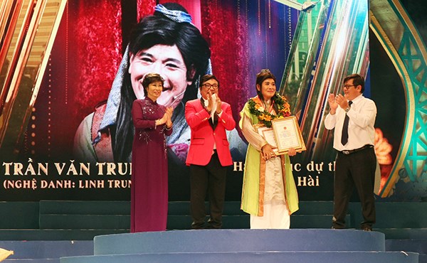 Trao 7 giải vàng và 12 giải bạc cho "Tài năng diễn viên sân khấu cải lương Trần Hữu Trang - 2020" - ảnh 3