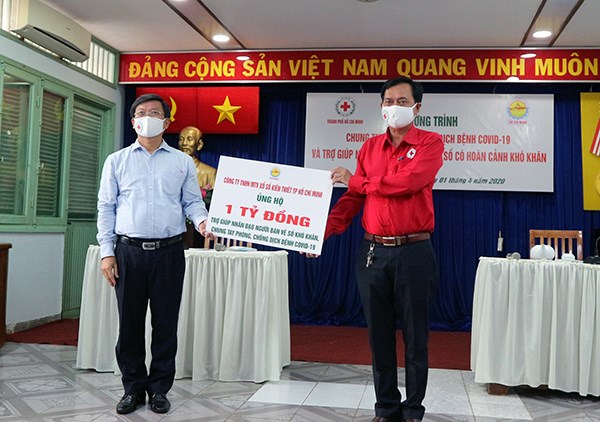 Trao tặng quà 2.000 người bán vé số dạo - ảnh 1