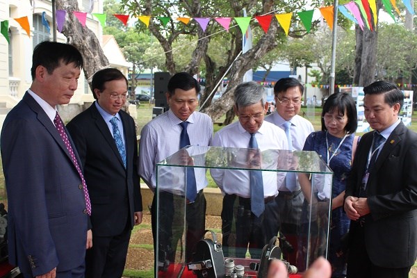 Triển lãm 200 hình ảnh “Biển đảo Việt Nam qua góc nhìn điện ảnh” tại LHP VN lần thứ XXI - ảnh 4