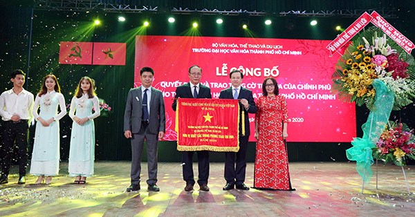 Trường ĐH Văn hóa TP.HCM  đón nhận Cờ thi đua Chính phủ - ảnh 1
