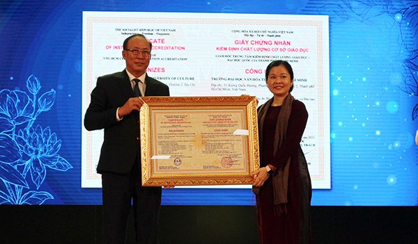 Trường ĐH Văn hóa TP.HCM  đón nhận Cờ thi đua Chính phủ - ảnh 2