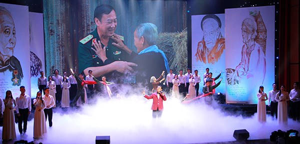 Thiêng liêng chương trình giao lưu nghệ thuật “Mẹ trong trái tim người lính” - ảnh 3