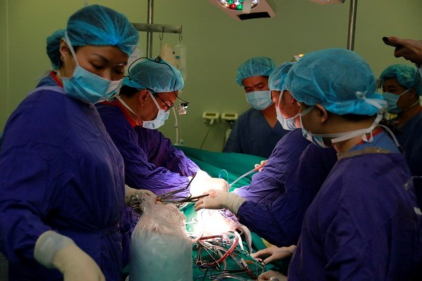 Chạy đua với thời gian cứu sống bệnh nhân người Mỹ - ảnh 1