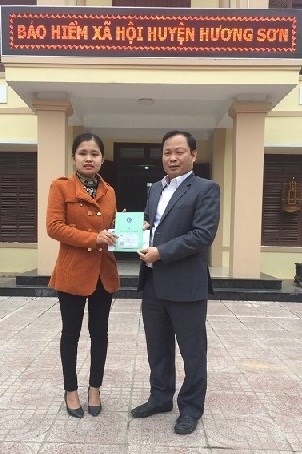 Tặng thẻ BHYT cho một học sinh bị tai nạn nổ bình ga - ảnh 1