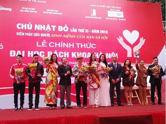 Cầu thủ Đình Trọng, Văn Quyết thu hút giới trẻ tại Ngày hội Chủ nhật đỏ 2019 - ảnh 2