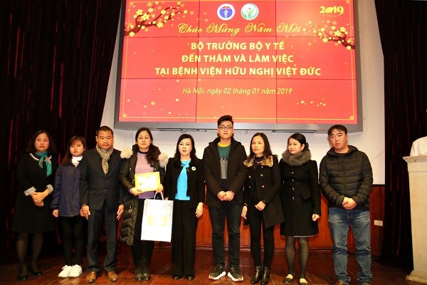 Truy tặng Kỷ niệm chương cho người hiến 7 mô, tạng cứu 6 người bệnh - ảnh 1